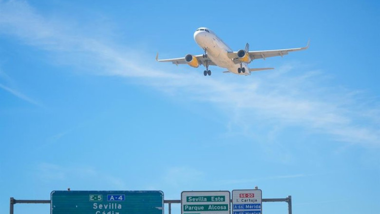 Archivo - Un avión de Vueling se dispone a aterrizar en el aeropuerto de Sevilla. Imagen de archivo. | JOAQUÍN CORCHERO-EUROPA PRESS - Archivo ep archivo un avion de vueling se dispone a aterrizar en el aeropuerto de sevilla imagen de