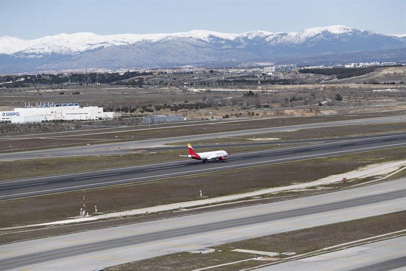 Aena cerrará durante 42 días una pista de Barajas para su reforma