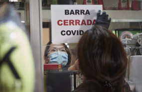 ep archivo   un camarera coloca un cartel de barra cerrada por covid