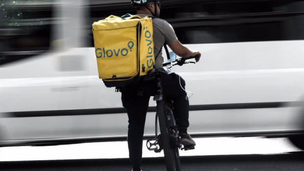 ep archivo   un rider de la empresa de reparto de comida a domicilio glovo pasea por una calle de