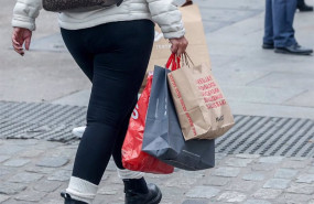 ep archivo   una persona camina con varias bolsas de compras en la calle comercial de preciados