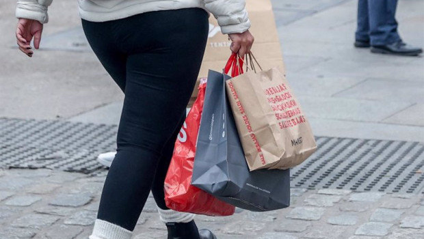 ep archivo   una persona camina con varias bolsas de compras en la calle comercial de preciados