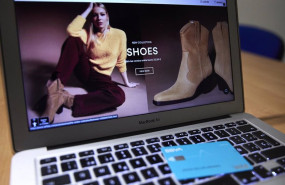 ep archivo   una persona compra online productos de moda