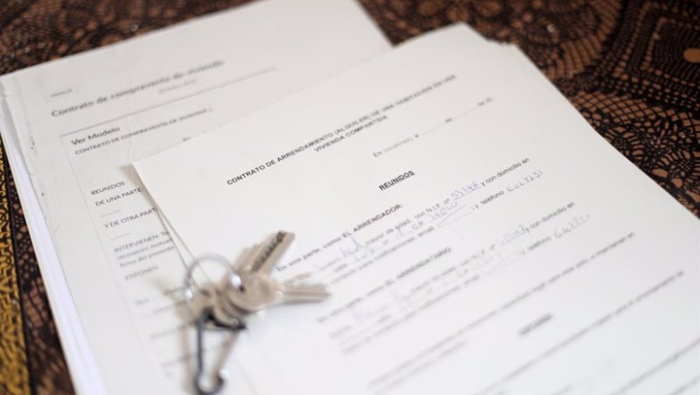 Archivo - Unas llaves sobre un contrato de compraventa de vivienda y un contrato de arrendamiento (alquiler) de una habitación en una vivienda compartida. | Eduardo Parra - Europa Press - Archivo ep archivo unas llaves sobre un contrato de compraventa de vivienda y un contrato de arrendamiento