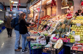 ep archivo   varias personas hacen compras en un mercado