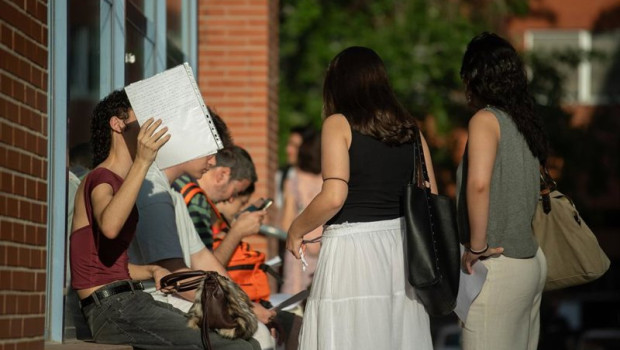 ep archivo   varios alumnos repasan apuntes antes del primer examen de la primera jornada de la