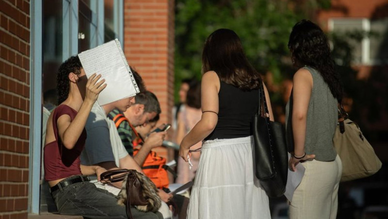 ep archivo   varios alumnos repasan apuntes antes del primer examen de la primera jornada de la