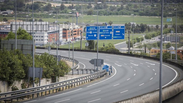 ep carreteras de la salida de sevilla a huelva vacias durante una semana santa atipica en la que