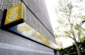 ep cartel de correos de madrid en lo alto de una oficina de correos el mismo dia que la compania ha