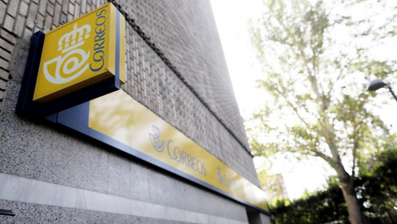 Cartel de Correos de Madrid en lo alto de una oficina de Correos, el mismo día que la compañía ha anunciado su oferta de empleo correspondiente 2019, por la que incorporará 4.055 nuevos trabajadores laborales fijos en su mayor proceso de selección desde 2 | Eduardo Parra - Europa Press - Archivo ep cartel de correos de madrid en lo alto de una oficina de correos el mismo dia que la compania ha