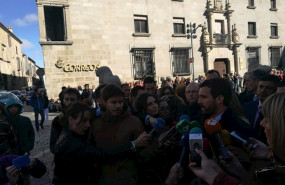 ep casado atiende a los medios de comunicacion antes de participar en la misa y procesion de santa