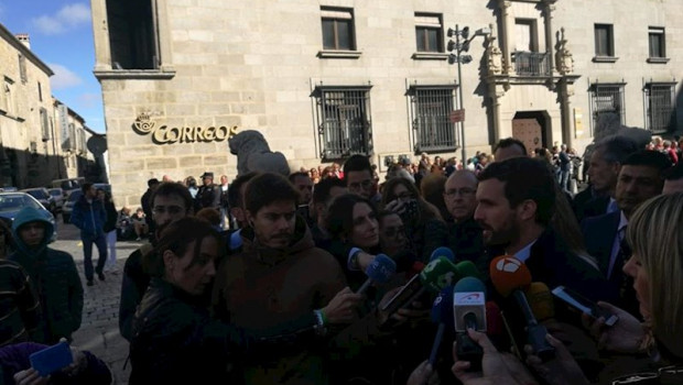 ep casado atiende a los medios de comunicacion antes de participar en la misa y procesion de santa
