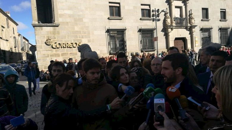 Casado atiende a los medios de comunicación antes de participar en la Misa y procesión de Santa Teresa de Ávila. | EUROPA PRESS ep casado atiende a los medios de comunicacion antes de participar en la misa y procesion de santa