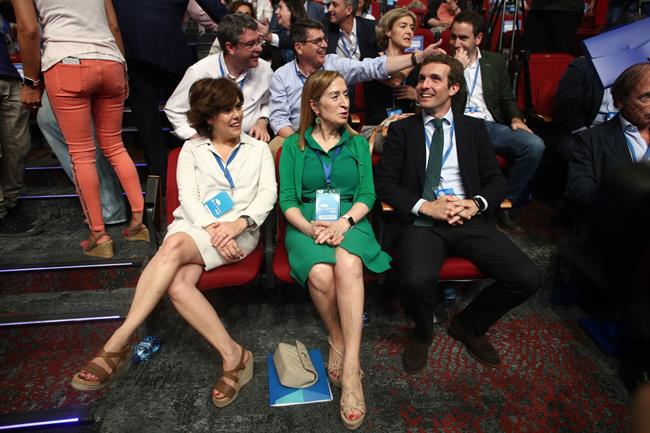 Casado y Santamaría se saludan al comiendo del Congreso del PP | EDUARDO PARRA / EUROPA PRESS ep casadosantamariasaludancomiendocongresopp 20180720202902