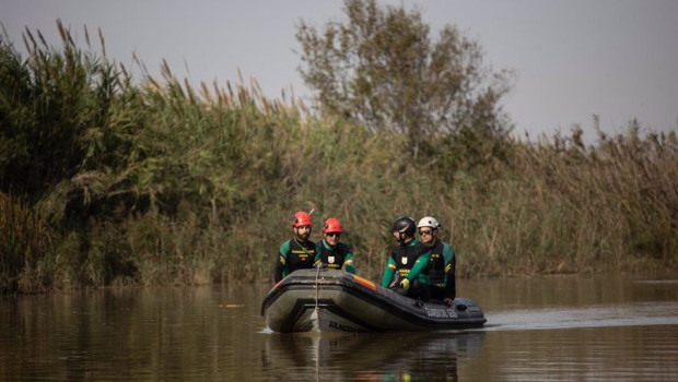 ep efectivos de la guardia civil en el lago de la albufera en valncia durante las labores de