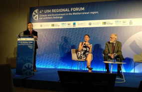 ep el moderador de una sesion del foro de la upm junto a los cientificos del medecc semia cherif y