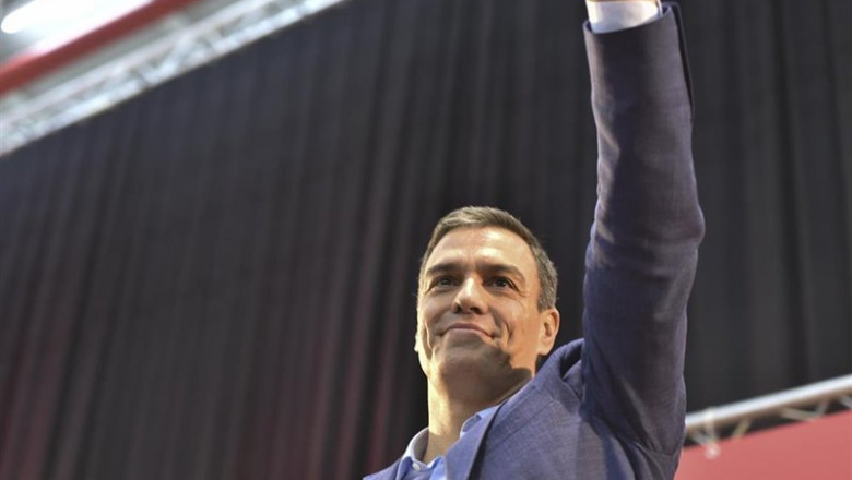 El presidente del Gobierno en funciones, Pedro Sánchez saluda en el acto de la comida-mitin del PSOE en el Palacio de Congresos, en Huesca (España), a 1 de octubre de 2019. | Verónica Lacasa - Europa Press ep el presidente del gobierno en funciones pedro sanchez saluda en el acto de la comida-mitin del