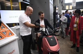 ep el presidente del pp pablo casado prueba una moto electrica expuesta en el estand de eezon