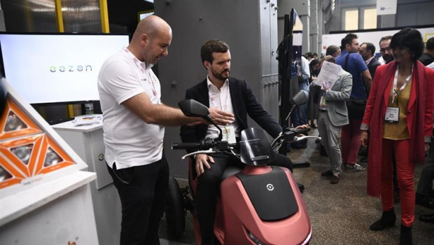 ep el presidente del pp pablo casado prueba una moto electrica expuesta en el estand de eezon