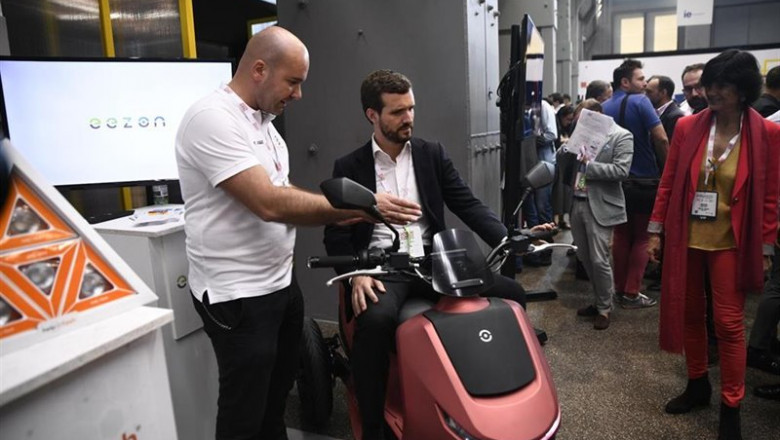 El presidente del PP, Pablo Casado, prueba una moto eléctrica expuesta en el estand de Eezon, durante la primera jornada de la plataforma global de innovación South Summit Madrid 2019, en Madrid (España), a 2 de octubre de 2019. | Óscar Cañas - Europa Press ep el presidente del pp pablo casado prueba una moto electrica expuesta en el estand de eezon