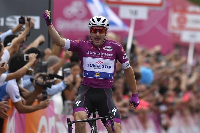 Elia Viviani celebra su victoria en la tercera etapa del Giro de Italia 2018. | GIRO D'ITALIA ep elia viviani celebravictoriala tercera etapagiroitalia 2018