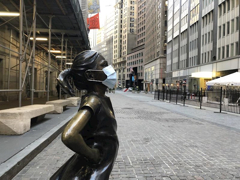 https://img5.s3wfg.com/web/img/images_uploaded/7/5/ep_estatua_de_la_chica_sin_miedo_en_wall_street_frente_a_la_bolsa_de_nueva_york.jpg