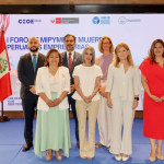 ep foto de familia de algunos de los participantes en el i foro de mipymes y mujeres peruanas
