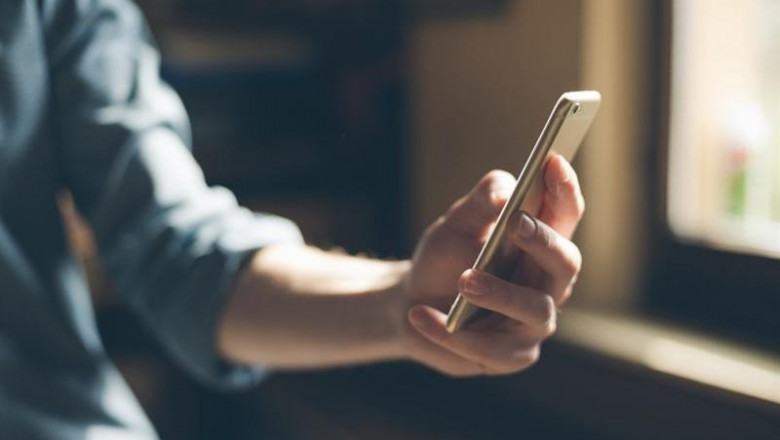Joven con un móvil | ISTOCK - Archivo ep joven con un movil