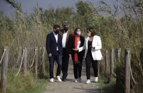 ep la alcaldesa de barcelona ada colau pasea por la ricarda junto a la vicepresidenta segunda