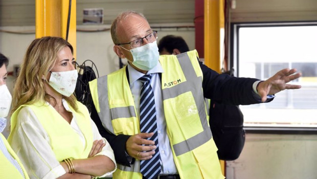 ep la ministra de transportes raquel sanchez conversa con el presidente de alstom espana y portugal