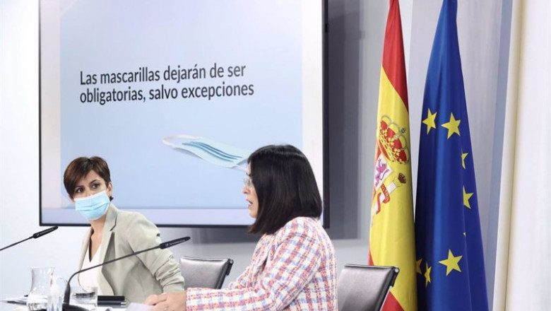 ep la ministra portavoz isabel rodriguez i y la ministra de sanidad carolina darias d en una rueda