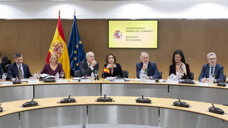 ep la vicepresidenta primera y ministra de hacienda maria jesus montero 4i y el ministro de politica ep la vicepresidenta primera y ministra de hacienda maria jesus montero 4i y el ministro de politica