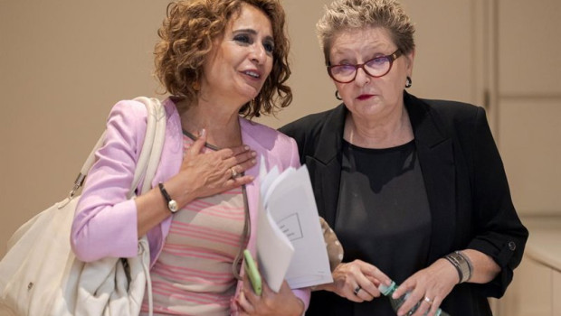 ep la vicepresidenta primera y ministra de hacienda maria jesus montero y la senadora de junts maria