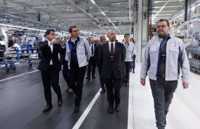 ep los consejeros irujo arasti aierdi y chivite durante su vista a volkswagen este martes por la