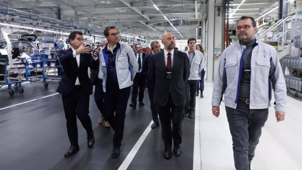 ep los consejeros irujo arasti aierdi y chivite durante su vista a volkswagen este martes por la