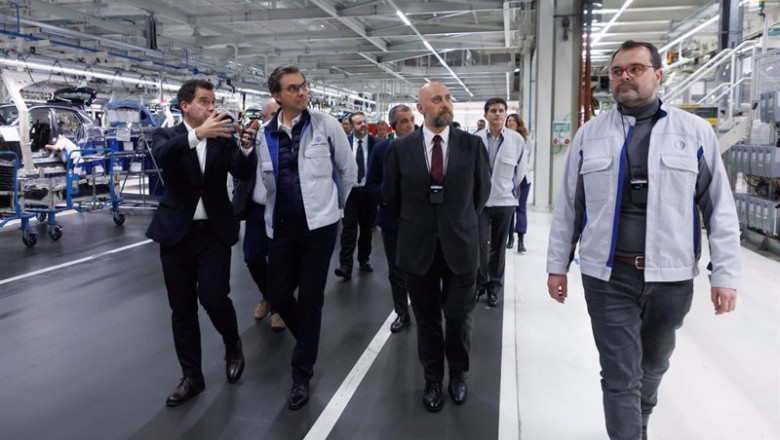 ep los consejeros irujo arasti aierdi y chivite durante su vista a volkswagen este martes por la