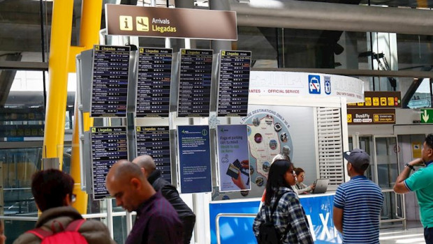 ep pantallas con la informacion de los vuelos de llegada en el aeropuerto adolfo suarez