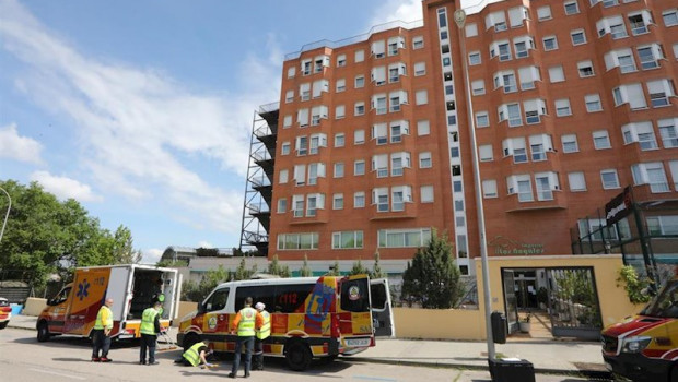 ep personal sanitario del samur-proteccion civil de la comunidad de madrid en la puerta de la