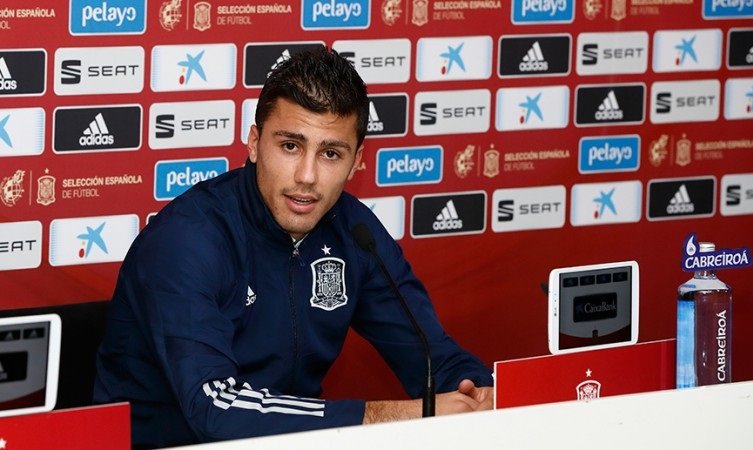 ep rodri hernandez en rueda de prensa con la seleccion