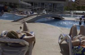 ep turistas toman el sol en la piscina de un hotel de benidorm alicante