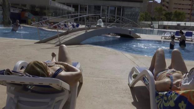 ep turistas toman el sol en la piscina de un hotel de benidorm alicante