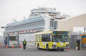 ep um autobus espera en yokohama en el muelle donde atraco el crucero diamond princess por la
