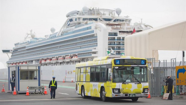 ep um autobus espera en yokohama en el muelle donde atraco el crucero diamond princess por la