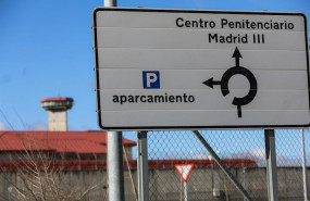 ep un cartel indica la direccion a la entrada de la carcel de valdemoro