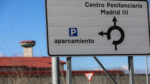 ep un cartel indica la direccion a la entrada de la carcel de valdemoro