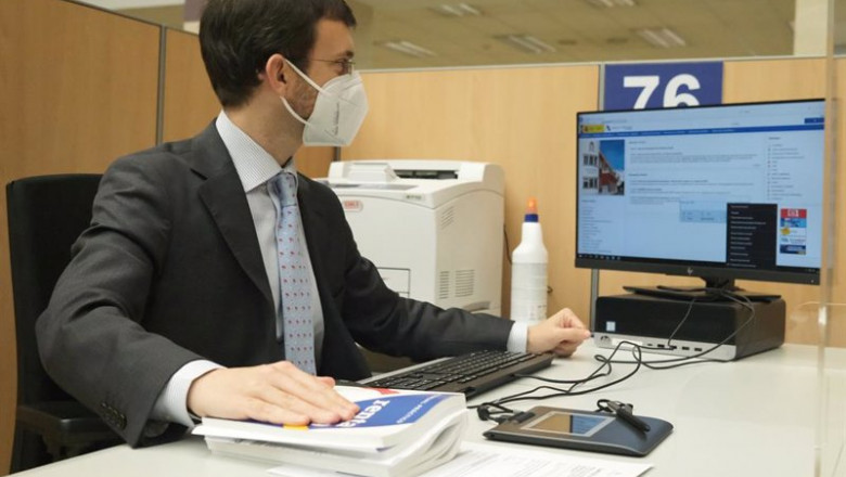 Un empleado trabaja en una oficina de la Agencia Tributaria, a 2 de junio de 2021. | Cézaro De Luca - Europa Press ep un empleado trabaja en una oficina de la agencia tributaria a 2 de junio de 2021