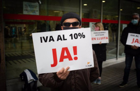 ep un hombre sostiene un cartel en el que se lee iva al 10 ja durante una concentracion frente a la