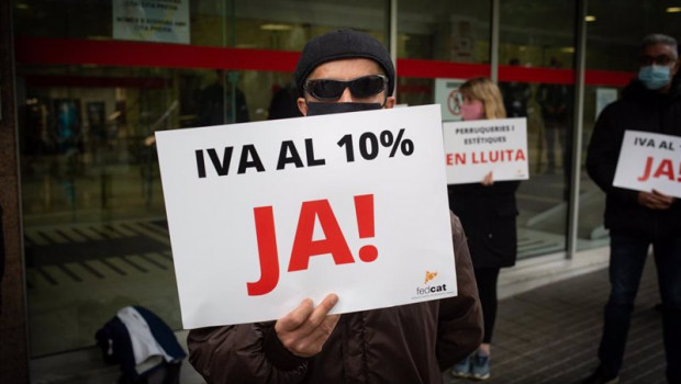 ep un hombre sostiene un cartel en el que se lee iva al 10 ja durante una concentracion frente a la