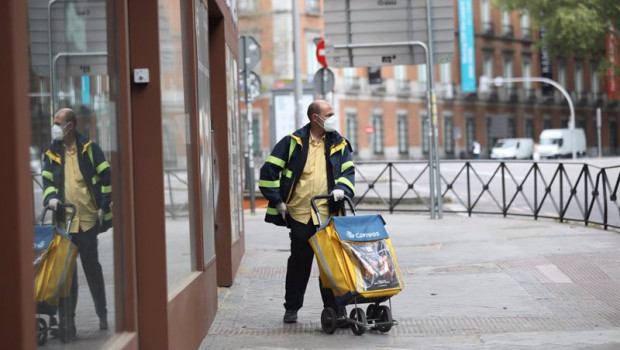 ep un trabajador de correos durante su jornada laboral