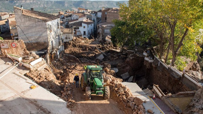 ep un tractor trabaja en una zona afectada por la dana a 31 de octubre de 2024 en letur albacete ep un tractor trabaja en una zona afectada por la dana a 31 de octubre de 2024 en letur albacete
